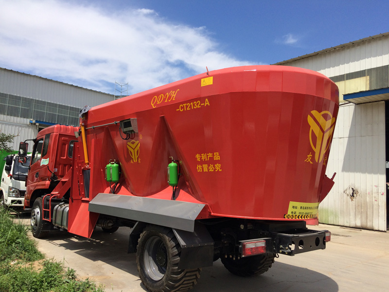 車(chē)載式21m3TMR飼料攪拌機