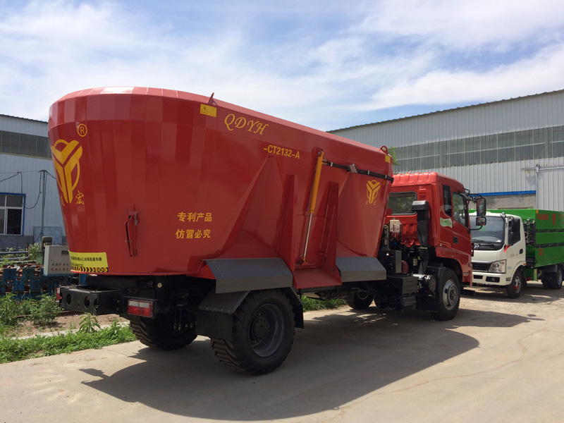 車(chē)載式21m3TMR飼料攪拌機